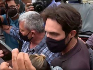 Dr. Jairinho, investigado no Caso Henry, leva tapa ao deixar delegacia no Rio de Janeiro