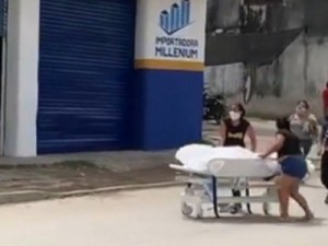 Família quebra porta de hospital e leva corpo de morto por Covid-19 até cemitério