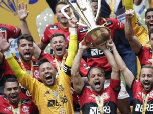 Em jogão, Flamengo vence o Palmeiras nos pênaltis e conquista o bi da Supercopa