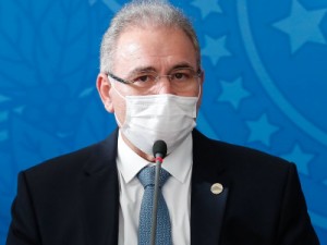 Queiroga trata Bolsonaro como incapaz e diz que vai tentar convencê-lo sobre os perigos da pandemia