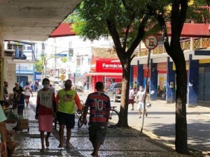 Governo muda decreto e libera funcionamento do comércio no interior do CE