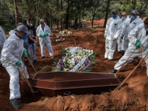 Brasil registra mais 3.687 mortes por Covid; média móvel permanece acima de 3 mil