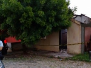 Casal é morto a tiros e corpos são incendiados dentro de casa em Jaguaribe