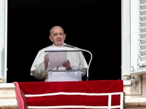 Após quase 1 mês, Papa Francisco volta a receber fiéis na Praça de São Pedro