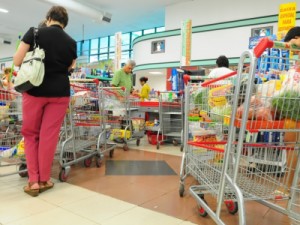 Crise reduz poder de compra e muda perfil de consumo da classe média