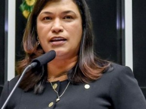 Internada com covid-19, deputada Maria Rosas é intubada