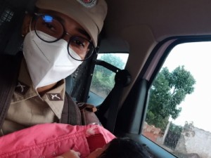 Bebê é encontrada em caixa de papelão com carta escrita ‘Saiba que nós te amamos filha’