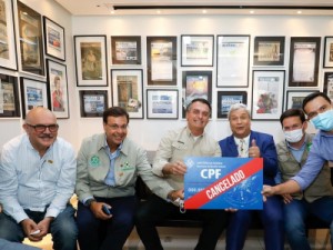 Bolsonaro debocha das quase 400 mil mortes e ri em foto com expressão usada por milícias: “CPF cancelado”