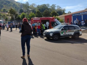 TRAGÉDIA: Jovem invade escola e mata três crianças e duas funcionárias em SC