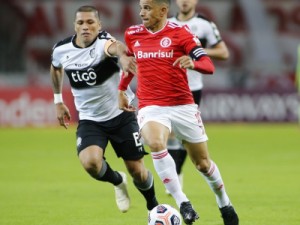 Taison celebra acolhida no Inter e braçadeira de capitão: "A palavra é gratidão"