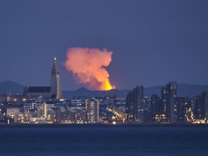 Na Islândia, erupção vulcânica se transforma em enormes gêiseres de lava