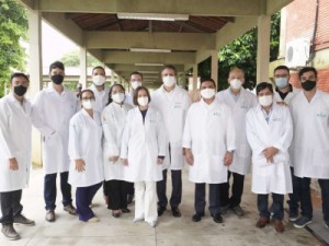 Governador visita laboratório da Uece que desenvolve vacina cearense contra a Covid-19