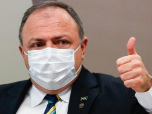 Randolfe pede quebra de sigilo de Pazuello por contratações do Ministério da Saúde no RJ