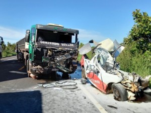 Condutor morre após carro bater de frente com carreta e incendiar na BR-343, no Piauí