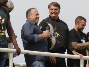 General da ativa, ex-ministro participou de manifestação em apoio ao presidente e pode sofrer punição disciplinar