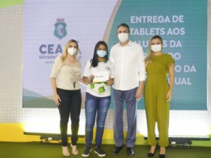 Governo do Ceará entrega tablets aos alunos do Ensino Médio da rede estadual