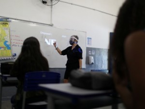 Ministério da Saúde define ordem de imunização de trabalhadores da Educação e libera vacinação de não prioritários