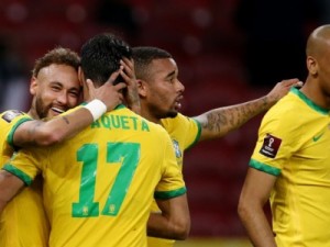 Com gols de Richarlison e Neymar, Brasil vence Equador e se mantém 100%