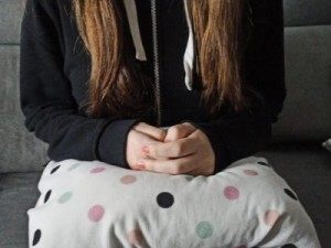 Adolescente que gravou o próprio estupro conta que era abusada enquanto a mãe dormia: 'Sabia quando ia acontecer'