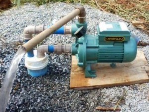 Gestão Municipal de Barbalha liga poço e coloca água na Vila dos Sabinos