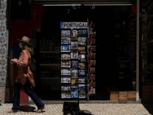 Variante Delta se espalha e ameaça temporada turística em Portugal