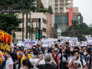 Manifestantes fazem ato contra Bolsonaro na Avenida Paulista em São Paulo neste sábado