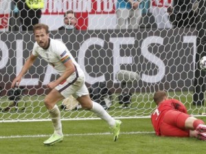 Com gols de Sterling e Kane, Inglaterra vence e vai as quartas da Eurocopa