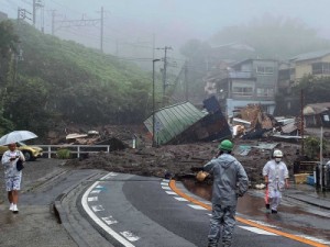 Chuvas torrenciais provocaram avalanche de lama soterrando casas na região de Shizuoka; 19 pessoas sumiram.