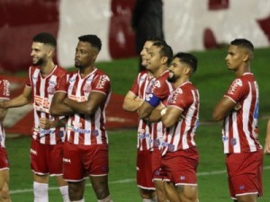 Náutico mantém invencibilidade, atropela Operário e aplica maior goleada da Série B