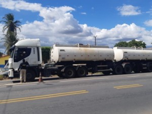 Caminhão-tanque com toneladas de óleo queimado é apreendido pela PRF no Ceará