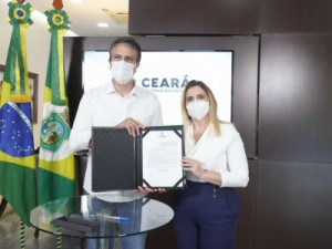 Governo do Ceará vai adquirir 28 mil notebooks para uso de professores da rede estadual