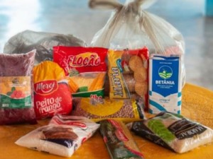 Seduc de Barbalha continua entregando kits da alimentação escolar