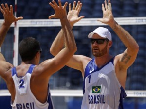 Vôlei de praia: Alison e Álvaro batem argentinos na estreia em Tóquio