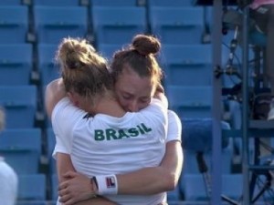 Luisa Stefani e Laura Pigossi conseguem virada histórica e levam o bronze no tênis
