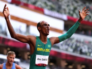Alison dos Santos conquista bronze nos 400m com barreiras nas Olimpíadas de Tóquio