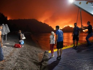 Bombeiro grego é morto e 20 pessoas ficam feridas em incêndios fora de controle