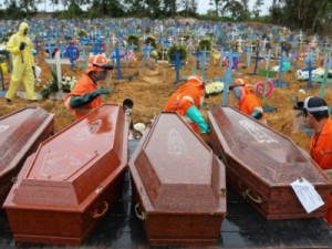 Mais 1.275 mortes por Covid-19 e Brasil ultrapassa a 560 mil óbitos neste sábado (7)