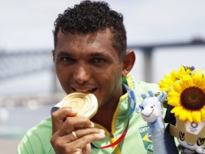 O brasileiro canoísta Isaquias é campeão no C1 1000m