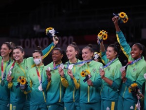 Brasil é dominado pelos EUA e é prata no vôlei feminino em Tóquio