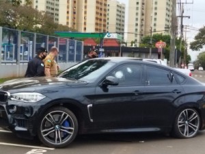 Motorista de carro blindado entra em delegacia da Polícia Federal para fugir da PM