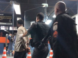 TERROR - Homem armado com facão invade culto e agride três pessoas