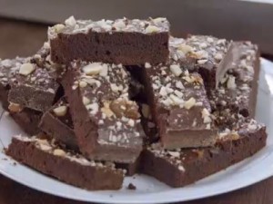 Bolo de chocolate com geleia de cupuaçu e castanha-do-pará