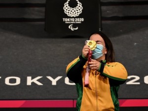 Mariana D'Andrea é ouro no halterofilismo nas Paralimpíadas