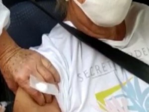 Técnica de enfermagem é afastada após não aplicar vacina contra Covid-19 em idosa