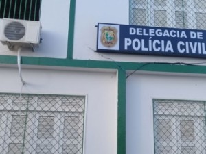 Polícia prende mãe que produzia conteúdos pronográficos de filhas de 04 e 11 anos em Icó