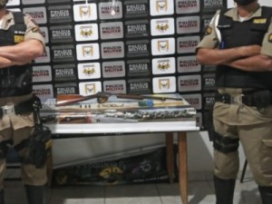 Policiais perseguem motorista e encontram esposa dele nua e em estado de choque dentro de carro