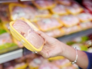 Frango 40% mais caro: como a alta da conta de luz aumentou preço da ave em 2021