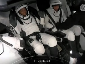 SpaceX, de Elon Musk, decola para 1º voo orbital com civis no espaço