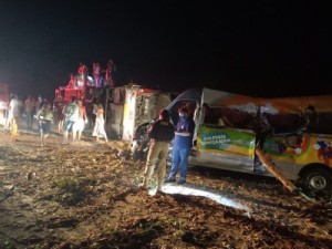 Acidente entre caminhão, ônibus e van deixa 12 pessoas mortas na BR-101