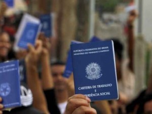 Desemprego recua para 13,7% em julho, mas ainda atinge 14,1 milhões, aponta IBGE